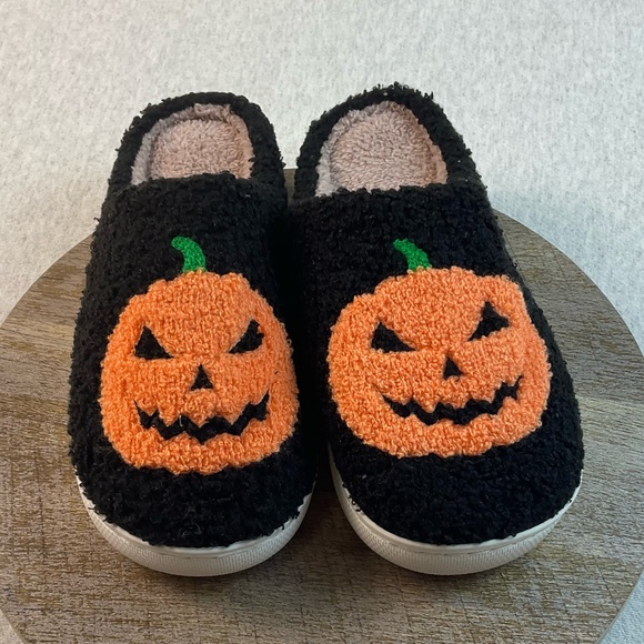 HALLOWEEN PUMPKIN WOMEN’S SLIPPERS WARM ROUND TOE BLACK AND ORANGE - Picture 1 of 7